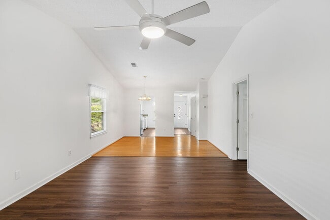 Building Photo - 115 Chloe Ln