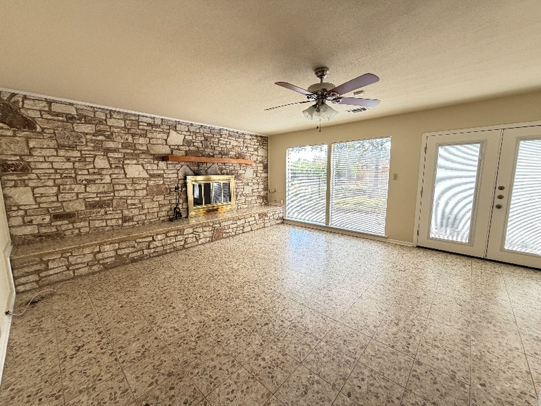 Building Photo - 1236 E Live Oak Rd