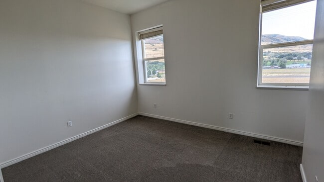 Building Photo - 324 E Yellow Feather Dr