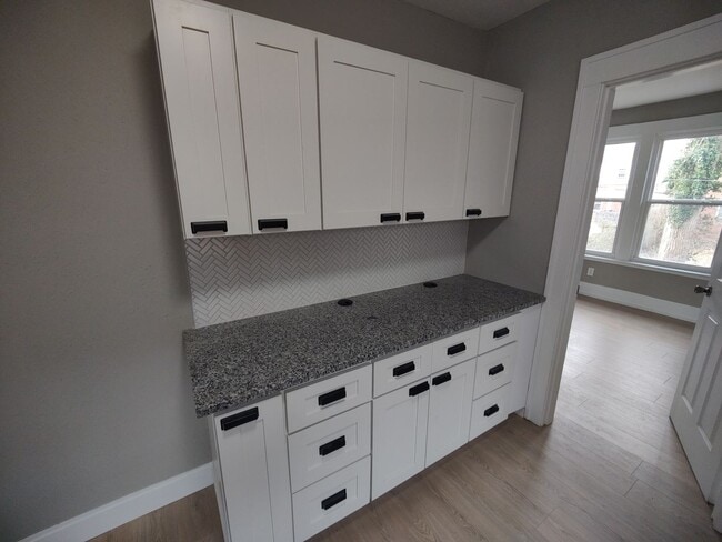 Building Photo - Modern Rehab in Prime Richmond Heights Location | New Appliances + W/D