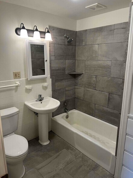 Building Photo - 627 Prospect Ave S