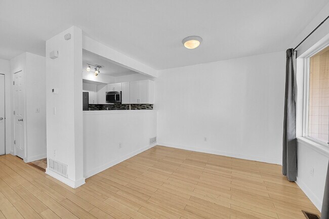 Building Photo - $2,295.95, 3-bed, 3-bath, located in Longmont with a washer and dryer and $300 off the first mont...