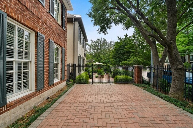 Building Photo - 5136 Chevy Chase Dr