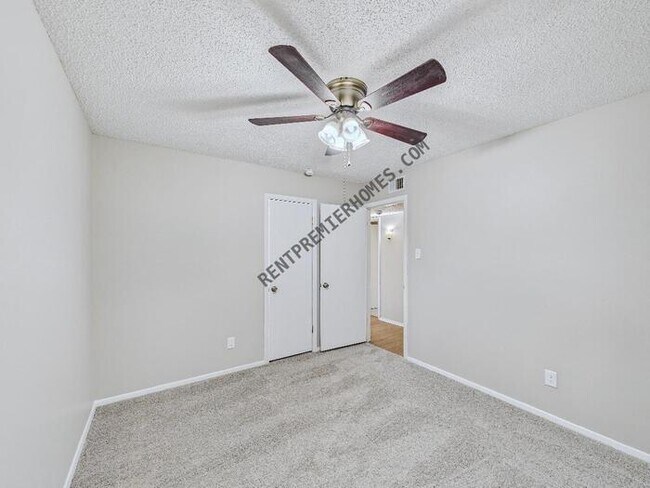 Building Photo - 25 Del Tara Dr