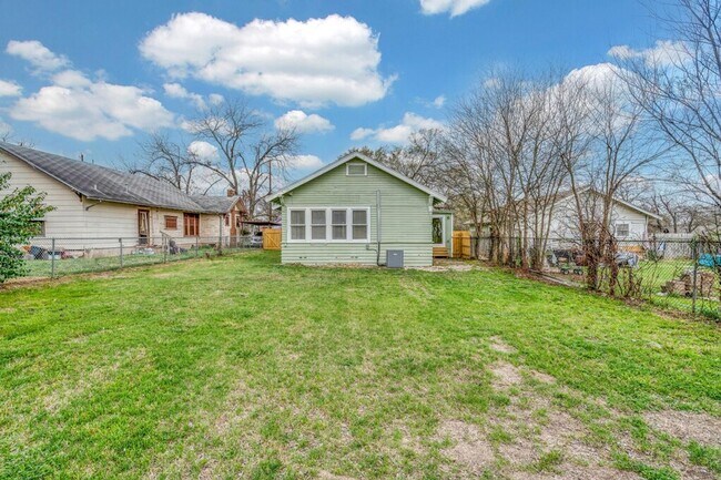 Building Photo - 1602 Mitchell Ave