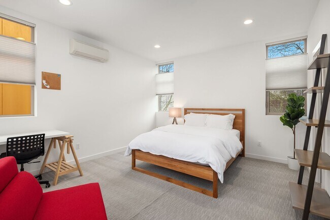 Building Photo - North Beacon Hill Townhome Living!