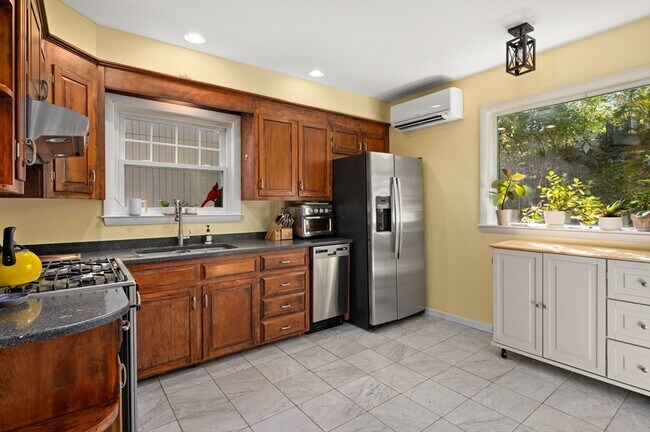 Building Photo - 32 Charles St