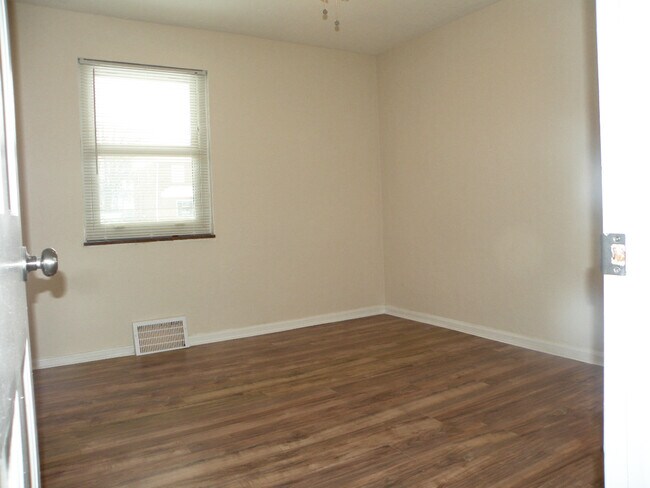 Building Photo - 4 Bedroom Bungalow for Rent! Euclid, Ohio