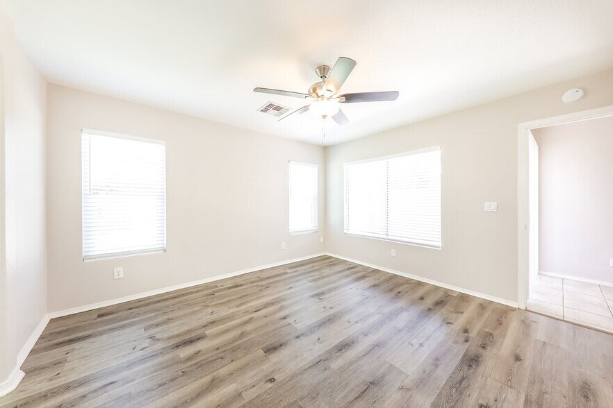 Building Photo - 2214 E Aire Libre Ave