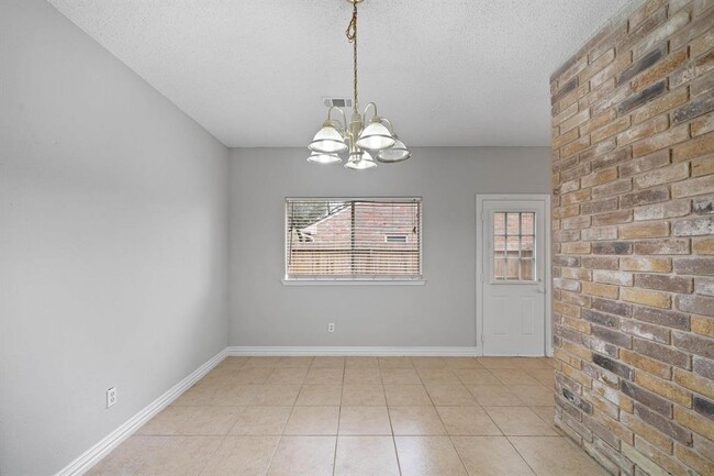 Building Photo - 1510 Park Wind Dr