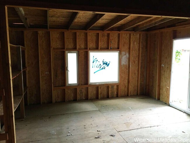 Building Photo - 4 Bedrooms, 2 Bathrooms, Large Fenced Backyard in Central Salem