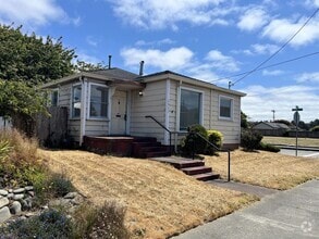 Building Photo - Pet-friendly home with hardwood floors and...