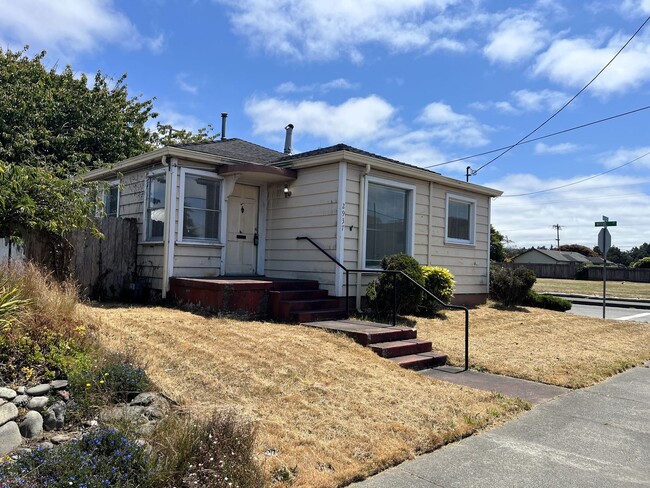 Primary Photo - Pet-friendly home with hardwood floors and...
