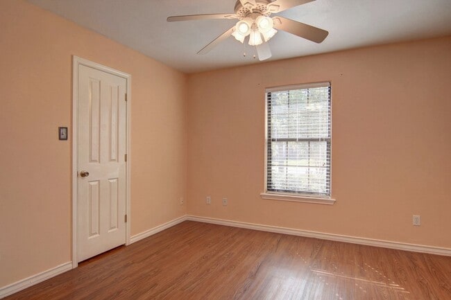 Building Photo - 2418 Handlin Dr