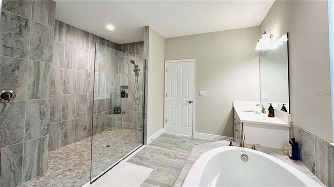 Building Photo - 12661 Oak Hill Way