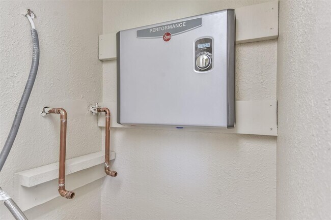 Building Photo - 6847 Vanlynn Ln