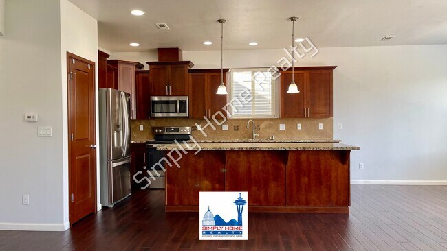 Building Photo - Welcome to this Spacious 4 bedroom, 3.5 bath Home in the Heart of Yelm!