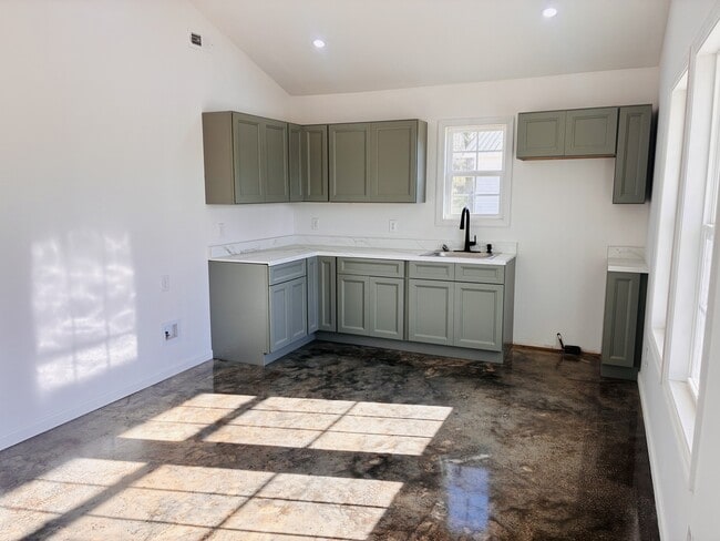 Building Photo - 411 Elm St