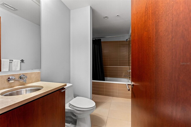Building Photo - Modern 2 Bed/2 Bath Condo