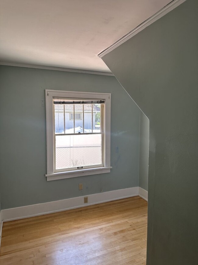 Building Photo - Large Craftsman Style Home