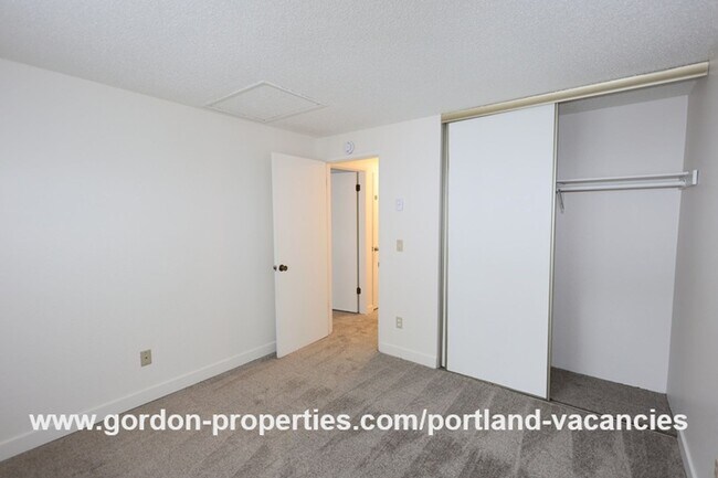 Building Photo - SE 15th Ave - remodeled 3 bedroom duplex w...