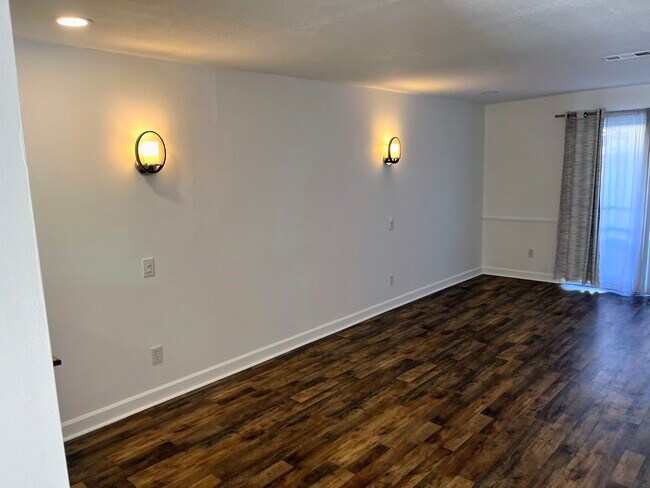 Building Photo - 1200 Bretta St