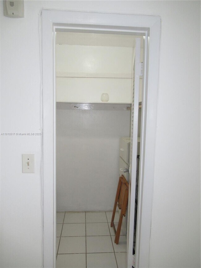 Building Photo - 581 Blue Heron Dr