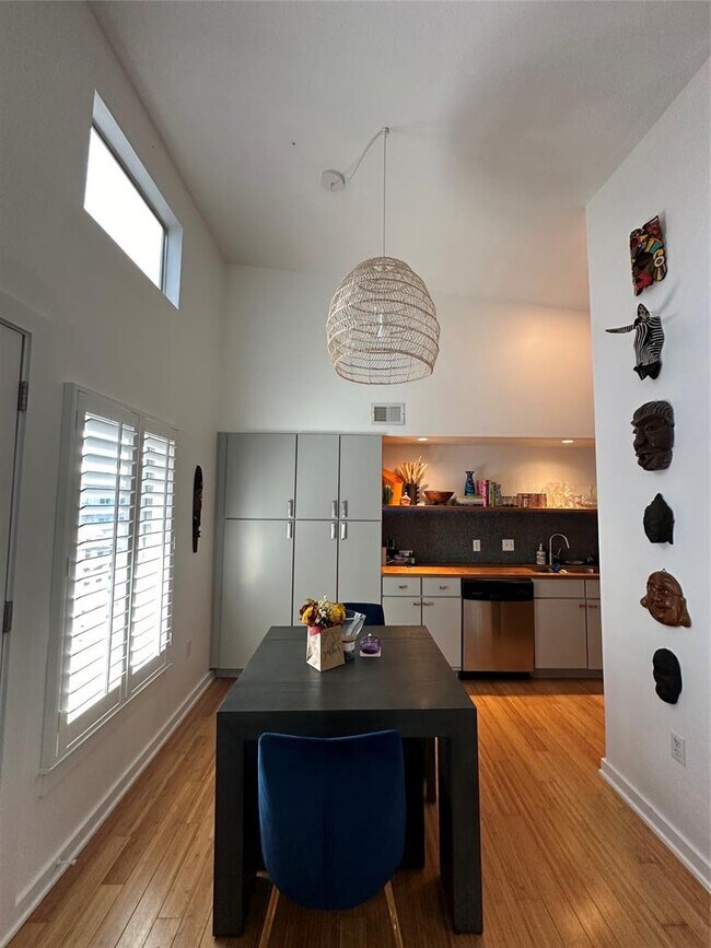 Building Photo - 2200 Dickson Dr