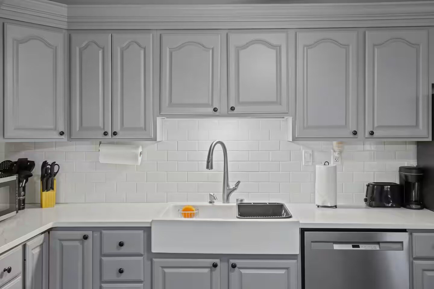 Kitchen with a stove, oven, refrigerator, freezer, dishwasher, toaster, blender, hot water kettle - 1002 Juniper Ln