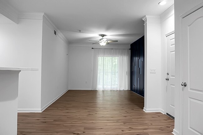 Building Photo - MOVE IN SPECIAL - 50% off First Month's Re...