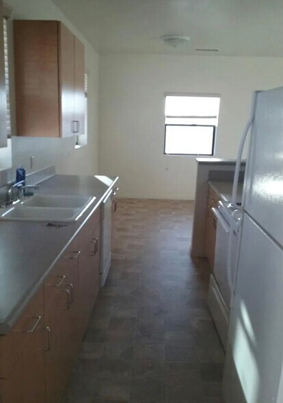 Building Photo - 3305 E Palmdale Blvd