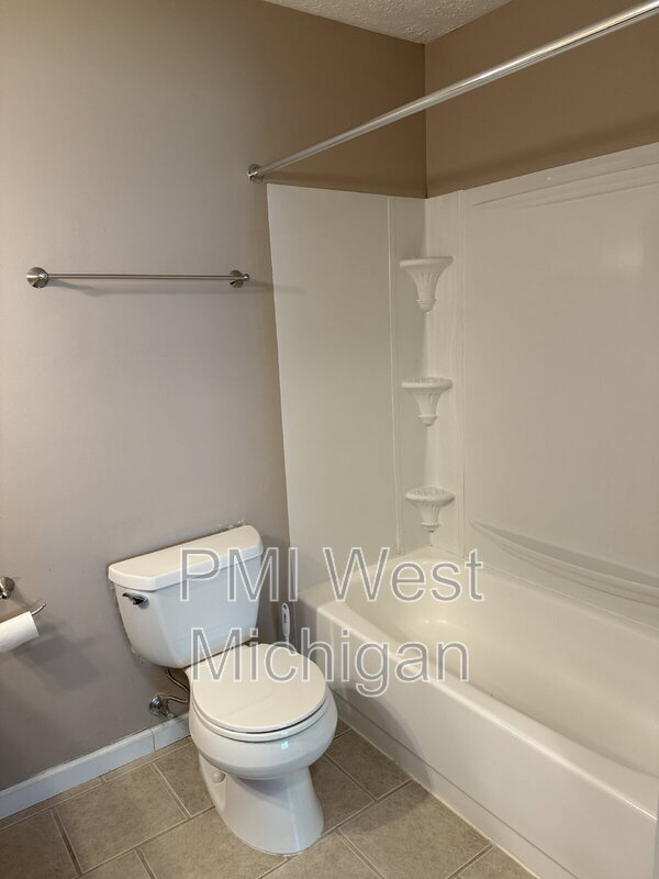 Building Photo - 5864 Shaw St