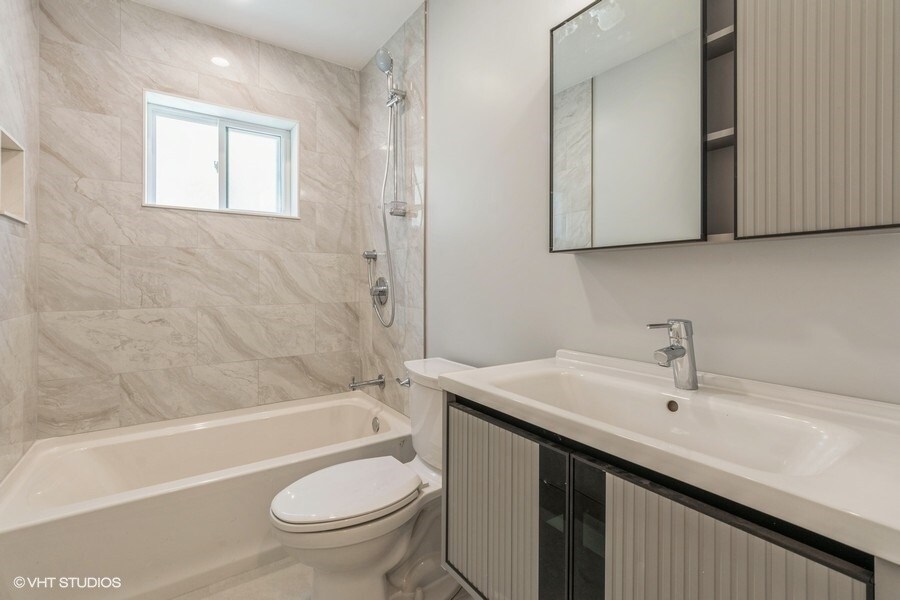 Building Photo - 7026 W Diversey Ave