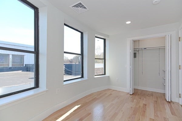 Building Photo - 1674 Beacon St