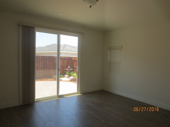 Building Photo - 305 Hampton Dr