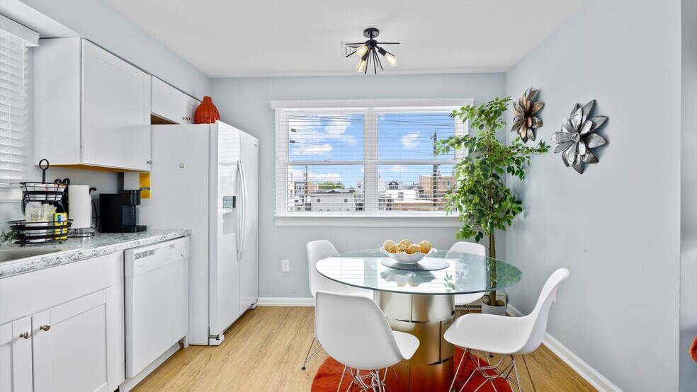 Building Photo - 714 West Ave