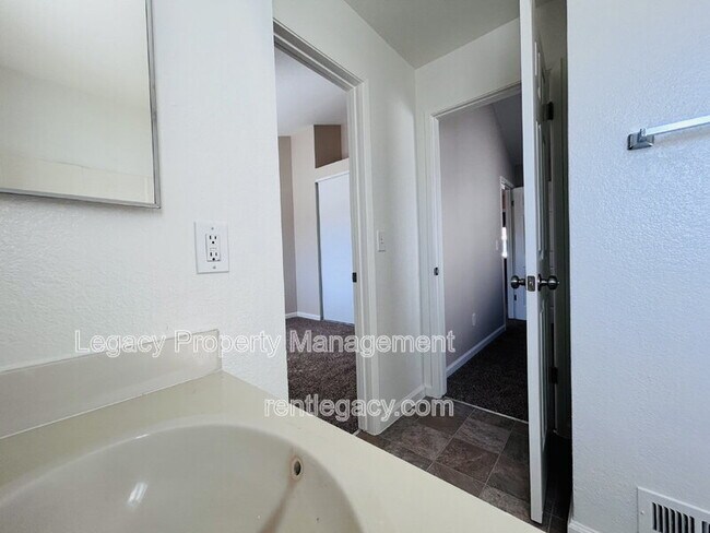 Building Photo - 232 Redstone Cir