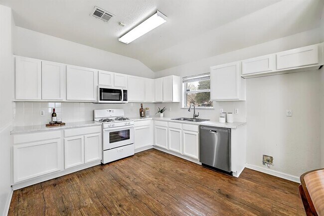 Building Photo - 117 Rosemary Cove