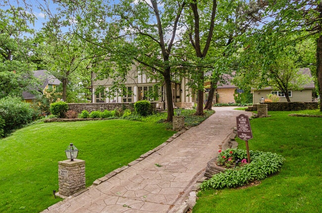 Building Photo - 2023-2027 W 108th Pl