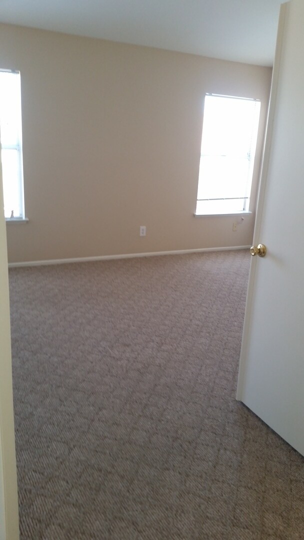 Building Photo - POOL FOR THE SUMMER! SPACIOUS 4 BEDROOM 3 BATH EAGLE RANCH HOME