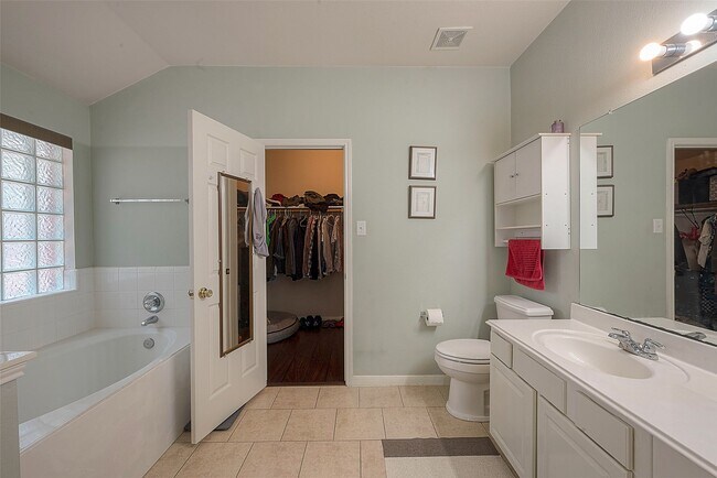 Building Photo - 1602 Rustic Hollow Ln