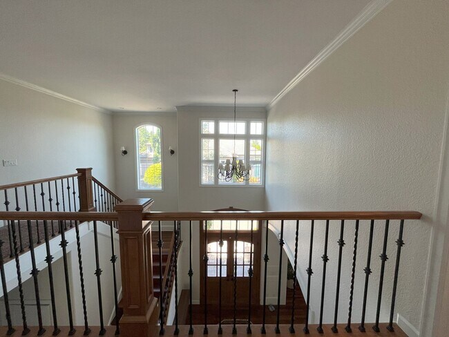 Building Photo - Elegant 4-Bedroom Luxury Home with Panoram...