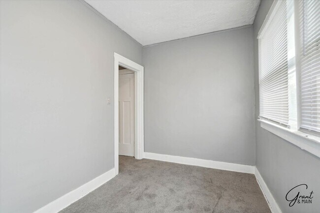 Building Photo - 3813 W Euclid St