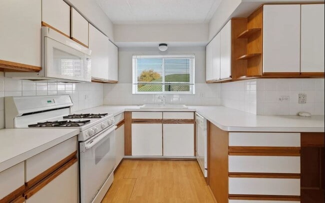 Building Photo - 2 BED 2 BATH CONDO