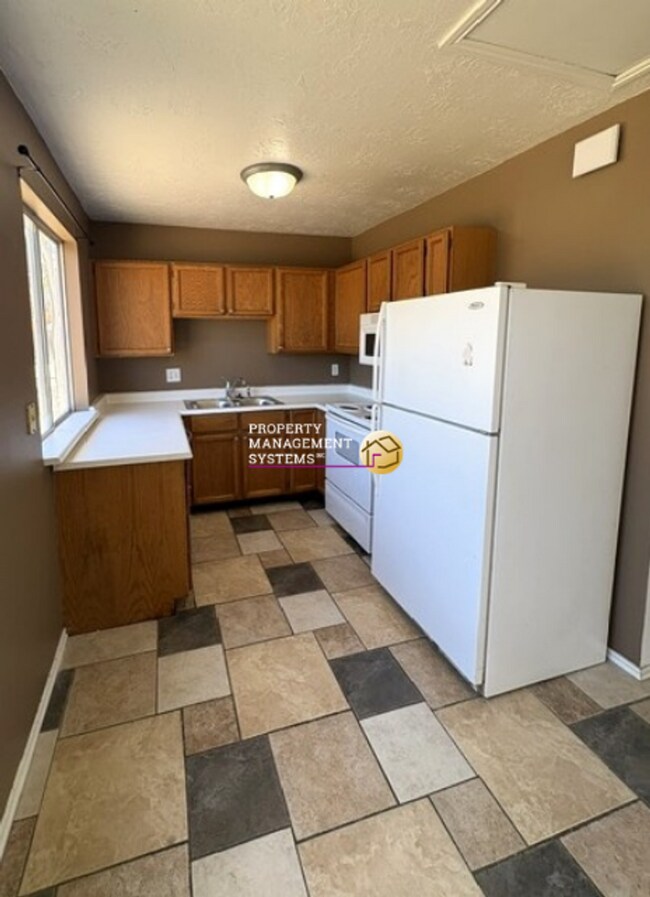 Building Photo - 3 Bedroom Home in Kearns