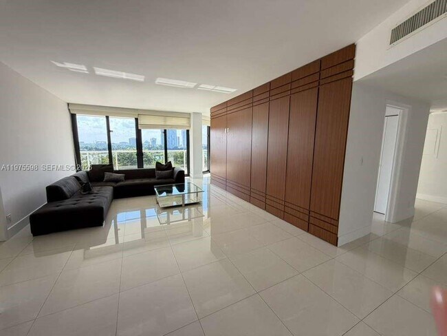 Building Photo - 20281 E Country Club Dr