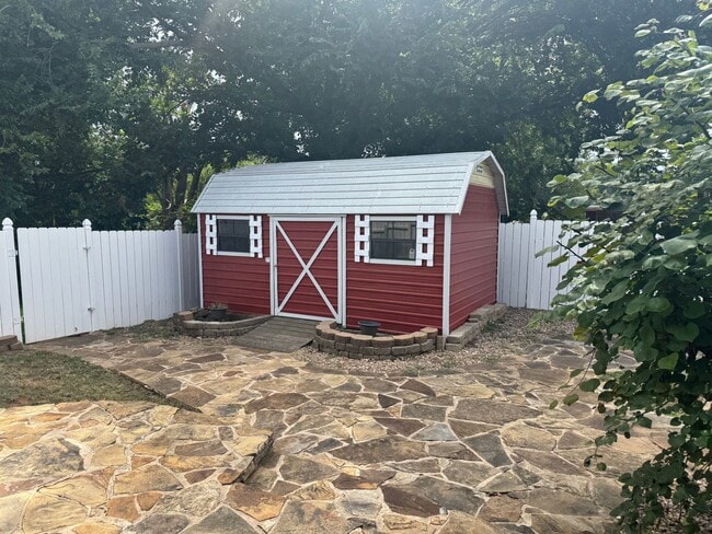 Building Photo - 2703 Shirley Dr