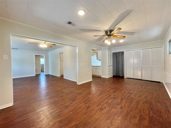 Building Photo - 1112 Southampton Dr