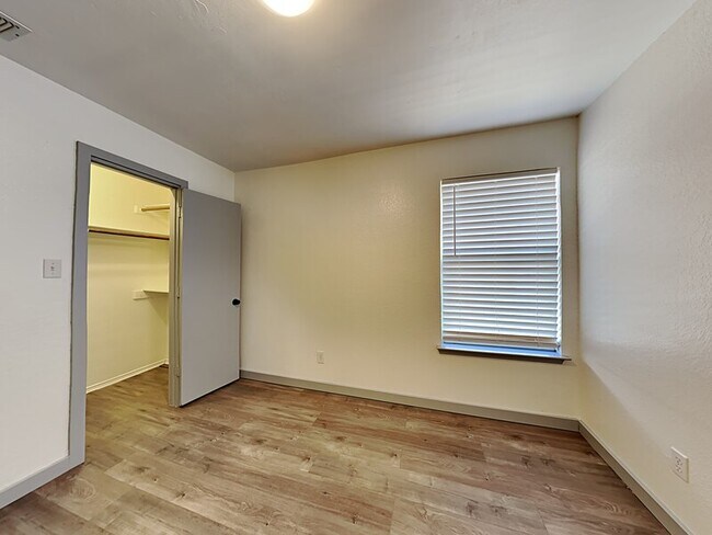 Building Photo - 10304 Blackjack Oaks Dr