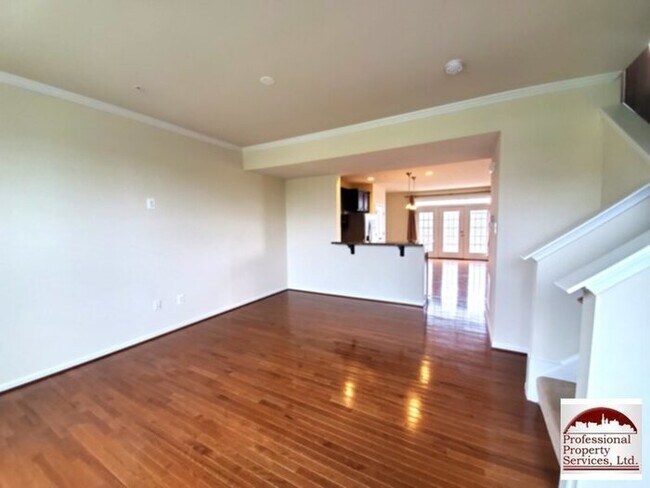 Building Photo - Beautiful Luxury Townhome Near Everything!